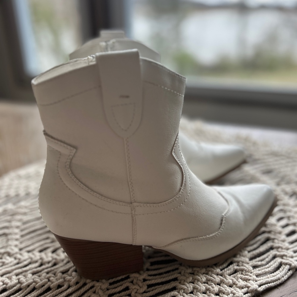 White Ankle Boots with Western Style and Brown Heel
